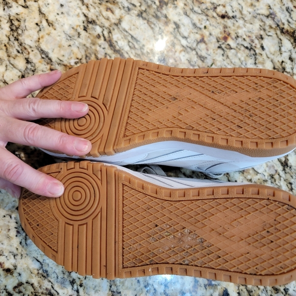 Classic Reebok - Picture 2 of 4